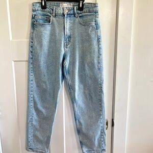 Stradivarius Slim Leg High Waisted Mom Jeans - Blue/Light Wash